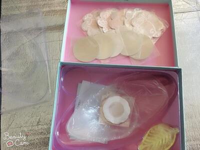 给游泳准备的，据说胸贴不是一次性的，洗了后能重复使用。提升胸部。胸部看着都有有型。天气热贴久了也还服帖。没有不舒服，之前在实体店买过硅胶胸贴达不到这样的效果&nbsp;&nbsp;这款的粘性真的不错，贴了就不会脱落。除了是自己手动撕下来。流汗了也没影响到粘性