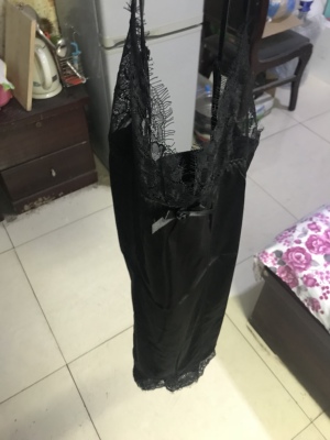 衣服质量还是可以的 还好选了m号 胸部那个松紧刚刚好不勒 穿上有点皱皱巴巴 没模特那效果 小肚子很明显😂总体还算性感 就是有点小贵了 衣服质量还是可以的 还好选了m号 胸部那个松紧刚刚好不勒 穿上有点皱皱巴巴 没模特那效果 小肚子很明显😂总体还算性感 就是有点小贵了