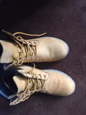 特意穿了好几天才来评价，真的很不错，算是性价比最高的大黄靴，原来也买过踢不烂的大黄靴，说实话，有些不合中国人的脚型，不是太舒服，而且质量不值那个价格。在客服指导下买的号码很合适，客服的服务态度很不错，是个做品牌做大项目的态度，鞋子做工很好，缝线结实无瑕疵，走路舒服有气质，皮子也是真的，昨天好奇心突发试了下确实真防水。写这么多是因为真的觉得在现在用心用品牌做鞋子的企业太少了，都在炒作营销，在这样的大背景下找到个良心企业应该支持，还回来买鞋子的，希望西瑞设计出更时尚有品味的鞋子。2017，愿一切都更好。