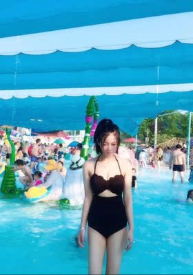 非常好的一款内衣。粘性很不错！果然跟详情页介绍的一样，其他要买的美女一个建议，就是穿戴的时候把胸贴往两边多弄下聚拢效果会更加好哦。然后穿戴之前要保持胸部干燥，这样的话粘性更更好。我是买来去水上乐园搭配泳衣穿的，之前还在担心玩水会不会掉，没想到的是居然没有翘起来也没有脱落，撕下来的时候也比较方便，不痛。透气性好，感觉物美价廉。可以多次使用。卖家发货还是保密发货，签收一点都不尴尬，卖家还赠送了收纳盒，很贴心，强烈推荐购买，价格也很划算，有需要还会购买