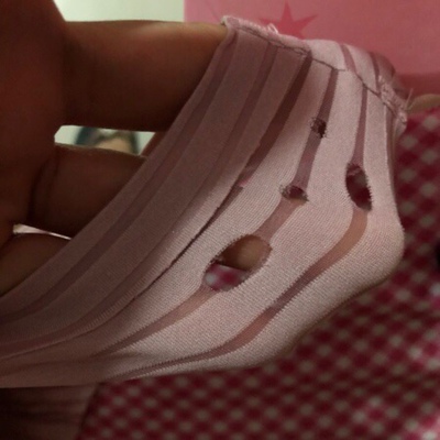 裤子刚洗完就坏了三个洞。。这是什么质量。自己看吧，客服就别提了，还夸张？我也觉得这质量好夸张