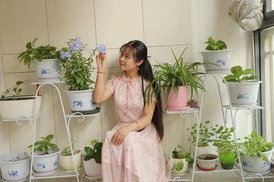 等了一个半月，终于到了！老公说很好看～没错，后面是我家的部分绿植😂这件衣服其实做成连衣裙会更好，这样肚子就不会显了。。两件套也有两件套的好处，可以随意搭配～买了太多了，我简直是筱姿家的行走衣柜。。