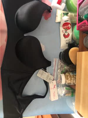 听同事介绍，这个牌子不错，关键是后背大U型，侧面收副乳，效果不错，所以买来试试，没想到还赶上活动，买二送一。太值了！
