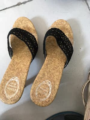 请大家为了不要浪费这69块钱花两分钟认真看下以下卖家的恶劣态度，这种卖家太可怕了，鞋子质量很差我没有打算退回因为我是比较嫌麻烦的一个人，关键是还发错两只鞋子是右边的是没法穿的，因为我给了差评整个聊天过程各种骂人邮费是不打算返还不说连钱也不退给我，大家慎重！！