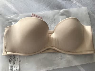 为了比较质量，同时买了这家的和另外一家的，拿到手做了个对比，这家的看起来比较有质感一点，然后面料比较亲肤，手摸上去有点凉凉的，滑滑的感觉，上身效果也不错的，然后这款可能是比较薄的缘故，穿起来没有那么贴胸，总体来说性价比不错，没有廉价感