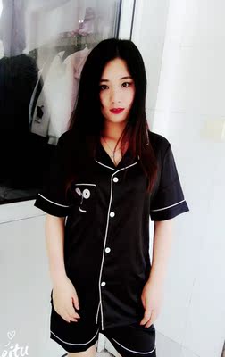 物流好快啊，两天就到了，睡衣料子摸着柔软滑滑的，穿着很舒服夏天应该蛮凉快的，做工是真喜欢，很细致，几乎看不见线头，压线整齐，喜欢。