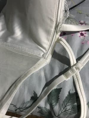 胸罩带子不对称 穿起来两边不一样,差评!大家自己看 胸罩带子不对称 穿起来两边不一样,差评!大家自己看