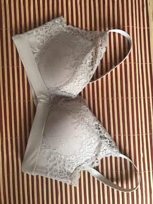 洗完都还是一股刺鼻味道，不过蕾丝摸上去还是很软，穿着也挺舒服的，价格偏高，性价比不高