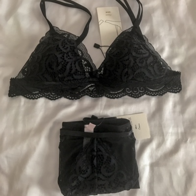 这个薄垫超级贴心哇 又薄又透气不凸点 瞬间解放～还有就是给客服小姐姐加鸡腿 态度超级好滴～