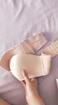 文胸是没有钢圈没有肩带，穿着都很聚拢，很漂亮又性感！也不下滑移位，穿什么衣服都非常方便。试了下，确实不往下掉，第一次穿这种内衣感觉不错！图片和实物没差别！颜色挺正，穿着挺舒服的，很值得推荐的一款内衣也是小胸的福音～感觉挺轻薄，聚拢效果很满意，还有点小性感，在家简单的试了一下走了走，还真的不掉，面料也是比较柔软的，防滑设计不错，很舒服，款式很好，透气性挺好的，不闷