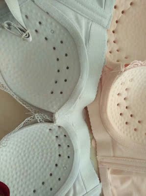 买了两件給妈妈，妈妈说穿上很舒服很透气，以前的太闷太绑，不想穿了，这件质量很好，准备再买两件給她。衣服收到了，那回在实体店买的，穿上挺好的，舒服，没钢圈，小罩杯，薄款的而且还很有型，还有那个小窟窿眼儿透气的，那次先想在实体店买的在网上收了终于收搜了，而且和那个一模一样，穿的好说以就又买了，那回在实体店试处理的，没有号了，没想到在网上还收到了，总而言之挺不错的。还送了备扣。