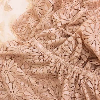 我是微胖身材啦～ 所以适合保守一点的款式 这款就很保守啦哈哈哈哈～ 颜色和图片没有色差 粉嫩嫩的很少女心 &hellip; 然后蕾丝质感属于比较好的那种了 摸着滑溜而且舒服手感不刺 ～ 我比较喜欢这套 个人觉得蛮值得 ～ 而且不显胖这是重点哈哈哈哈 ～ 码数很合适 &hellip; 再就是里面的罩杯有丢丢压胸 可能是我胸太大了