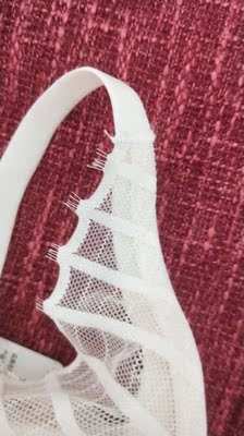 其实我开始觉得这个内衣不值这个价格  抱着试一试的心态买的  今天到货就拆开了  手感是出乎意料的好  滑滑的  就是有些线头没处理好  但是其他细节还是不错的  挺满意的所以五星妥妥的