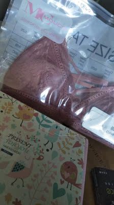 卖家很细心    连包装都用小盒子    快递都说没想到会用盒子    还没穿但是看样子和图片差不多不太清楚是不是舒服