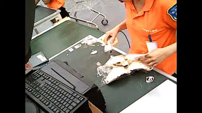 发给我的内衣缺少一根内衣带，从8月4号拖到现在，中间给出两张照片，说从重量看内衣是完整的，根本没法说明称重的内衣是我预订的，况且尺码不一样重量也不一样啊，这个随便找两件能称出这个重量的拍一下就可以了呀，说明不了任何问题呀。自己发的照片看不出时间和尺码，还要反问我这么模糊。今天给出一个视频，根本看不出内衣是不缺的视频，说她们发货时是好的。从来没有遇到过这种商家和售后，一直在推脱和耍无赖。期间她们说了一句我们是懂规则的，然后一直问我不是本人签收，是谁签的。我是从丰巢取的。今天终于知道问什么了。如果要投诉只是发货延迟，这个不行，只能申请退款退货，如果选择原因，只有少发漏发合适，然后这个需要提交凭证，就是物流证明收到时当场验收是缺少的。应该就是看着我就是没有当场验收，所以一直不承认漏发了。真糟心，收到这样的内衣，还要平白受一肚子气。