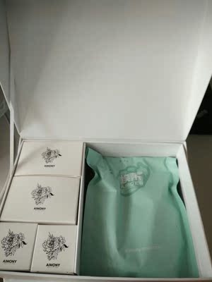 本来看评论，想着内衣有个带拉链的袋子，比较好收，结果只有这么一个塑料袋装着，有点小失望。其他都是很不错的，型很好，穿着也很舒服