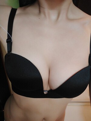 之前70B压胸了，这下75B完美了，尺码很合适，料子很舒服，穿上聚拢效果也很赞，多说无益，直接看图吧