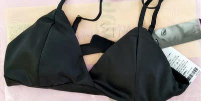 宝贝收到了穿着舒服，款式的设计挺喜欢的，有肩带的穿久了也不会有紧勒感，肩膀没有束缚感。穿着这款薄杯挺好的，不会闷尺码也合适标准，胸垫可以拆卸的。真的是穿了后就不想脱下来了。买了2件黑色的，搭配衣服看着。炒鸡有范，仙女范足足的。洗了后不会褪色，质量杠杠的！