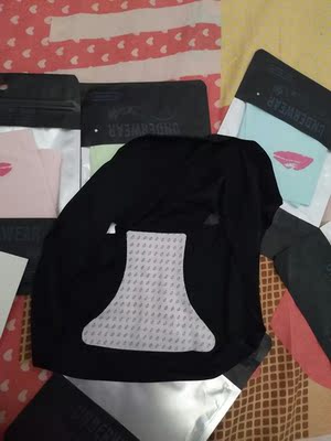 到货看着挺满意，独立包装，质量薄薄的，夏天穿不热，拿出来个黑色的洗洗，掉色，其他颜色没洗，不知道掉色不，提醒大家不要选黑色。