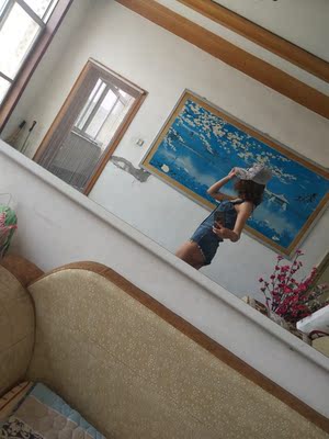 衣服上身太性感了，适合出门旅游时候穿。超级辣的一件衣服😊