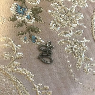 本人皮肤对某些不纯金属会过敏，每穿一次中间镂空位置的金属商标会导致皮肤过敏，我己经取下来了，美背肩带的金属扣建议以后接触皮肤的金属都做防过敏处理.