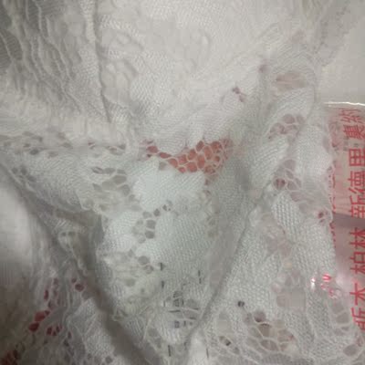 内衣不错有点聚拢效果，穿上感觉胸都挺了。喜欢，是件不错的内衣，但是开始我以为是扣扣的那种。