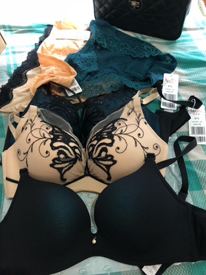 圣诞在专柜买了两个其他款，当时想买这款，并且我喜欢两个一起买。不同颜色。这样就不会穿起来有差异，喜欢穿一个，不喜欢穿另一个。专柜只有一个颜色，就入了尽在一款。网上活动，加入购物车许久，正好家里的也需要换了。活动价很划算。不用去专柜了，省钱了。