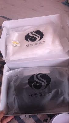 料子的手感很好。泳裤的设计，可以把肚子上的肉遮起来。整体穿上性感极了还显瘦