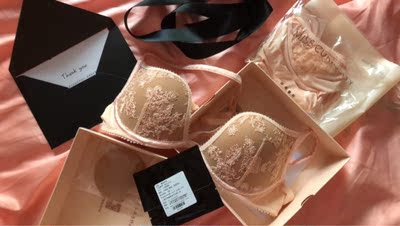 很美,不仅送了乳贴还送了海绵垫,正好明天拍照用 很美,不仅送了乳贴还送了海绵垫,正好明天拍照用