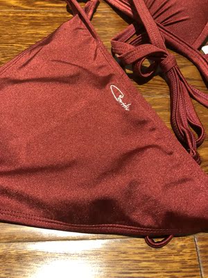 怎么可以美成这样，泳衣超级好看，这是我在淘宝经历的最满意的一次交易，还没去海边，等暑假旅游时补上身图，BTW 店主人也超级好，总之就是满意满意满意！