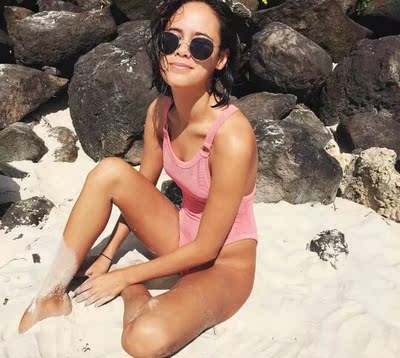 泳衣简直太完美啦 穿上后好看的不要不要的，这泳衣是不错了 好评！