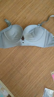 这款宝贝实在太好了，首先做工太精致，而且特别有型，罩杯的里料很光滑，底边看不到松紧带，小胸的最佳选择！还送了隐形带和加长挂钩！必须好评！一定回购滴！
