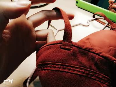 颜色砖红色很美腻,小胸不空杯,肩带一体式。刚刚从晾衣架上拿下来,很棒哟 颜色砖红色很美腻,小胸不空杯,肩带一体式。刚刚从晾衣架上拿下来,很棒哟