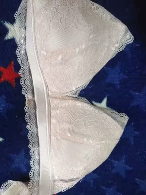 在这家买了好几年，这件是目前为止穿着最满意的了。颜色比较粉，很可惜没有肤色的。薄款适合夏天，不空杯很贴合，三角杯其实并不小，和其他无钢圈款的一样大。下围一开始松紧的感觉紧，但过水洗了撑开穿后感觉正合适。