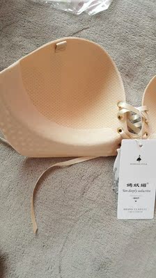 内衣收到了，精美盒装，罩杯大小很合适，聚拢效果很好，粘性好不掉，很喜欢