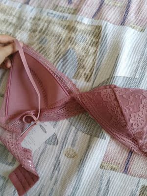 已收到，刚刚试过，超级舒服，我的胸偏大，而且还有点下垂，但这个内衣，首先很薄，夏天的福音，而且穿着滑溜溜的，跟妈妈给我买的La Perla没差，也能定型。大爱，妈妈看到让我马上再买一个！！！😁