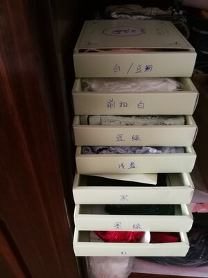 都是最近剁手的 内衣太好看了 上身效果也很棒 材质舒服 没有一点缺点 多多有活动吧 浅蓝和莲雾红是两个超美又细心的主播小姐姐给抽的半价秒杀 太惊喜了 么么哒 忽然发现这样收纳也挺好 原包装盒上面贴双面胶捆起来 跟收纳盒一样一样的 包装好 发货快 但是快递慢。。。 差不多要4天到 总之很好