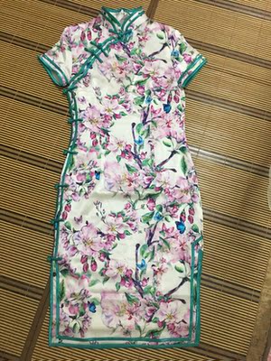 首先买了十里桃花M码 码数刚好，但是花色不满意啊，又觉得太过于短啊，就换了水莲花M码，但是水莲花M码的大了好多，可能是版型原因，后面最后一次又换了碧瑶短款S码，这次真心觉得超级好看，总结一下经验就是，买旗袍还是要贴身一些好看，按照三围买不要看码数，因为版型不同，就像我三围86 68 90 买碧瑶S就刚刚好，贴身但不会紧，身高162，体重51，给想买旗袍的大家一个参考，质量没得说，一分价钱一分货的嘛，还有一点要点赞，我换了两次卖家的态度都很好，好在坚持终于买到了适合我又中意的了，谢谢卖家。下面上三件衣服的图，大爱碧瑶短款，长短合适，版型修身，花色漂亮！