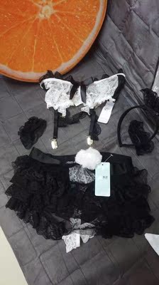 收到快遞馬上開來看，蕾絲還不錯哦，不是會刺皮膚的那種。很滿意～