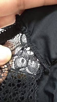 摸起来前面挺舒服的，就是有点厚而且不是冰丝的感觉不凉快。150斤买了最大码，勉强能穿上，就是感觉太过低腰。洗了一次，没有掉色但是蕾丝部分有点磨损，估计穿不长。店主服务态度很好，很耐心为我介绍。