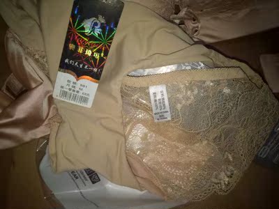 逛了一天淘宝，同款的特别多。就选个价格适中的，要求发的顺丰，两天就到了。 看到实物后比较满意，颜色和手感都不错，试穿了下不会往下掉也不勒，只是我好像选小了一个号，背带放最后的扣有点紧，还好商家细心送了加长扣。整体比较满意。