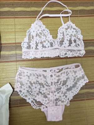 实物和图片一样美,就是味道有点大,白色的穿起来上半身超长,物流真的是超级快。 实物和图片一样美,就是味道有点大,白色的穿起来上半身超长,物流真的是超级快。