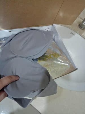 很好穿，碗杯刚好合适，我胸比较大，这个碗杯正合适，我买了他家别的款，没有我的号，但是我还是买了，两个内衣都很满意，很舒服，下次买内衣还来这家