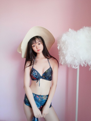 质量很好 摸着手感不错 料子贴身很舒服 上身里有胸垫很好 细节处理的不错的 显胸大哈哈  也有松紧不会勒 分体泳衣很方便  三件套 性价比也高 一百分～