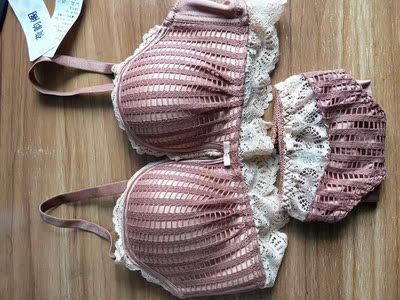 和朋友一起买的两件,减了30元很优惠,这一件是我的,摸起来很滑很舒服,还软软的,有质感,非常聚拢,比中厚薄一点,蕾丝好看,边缘非常软 和朋友一起买的两件,减了30元很优惠,这一件是我的,摸起来很滑很舒服,还软软的,有质感,非常聚拢,比中厚薄一点,蕾丝好看,边缘非常软