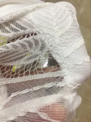 穿上身很合适，所以拆牌了，然后男朋友看到腰那里破了个洞，然后我再检查其他地方，发现好多处蕾丝的地方破了，或者是没缝好，穿上身好看是好看的，但是布料一般般，质量也不好，又不是二三十块钱的东西。