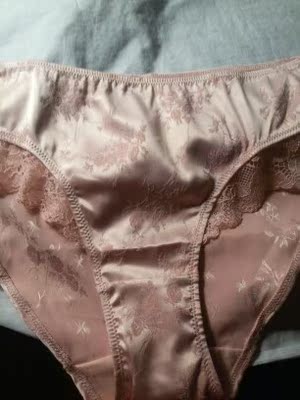 料子真的好,这料子有点像做旗袍的料子,质量手感做功真的不错,妇女节买的也很划算,本人170,108斤.买L号的,有点宽松了,建议瘦的妹子买个m号 料子真的好,这料子有点像做旗袍的料子,质量手感做功真的不错,妇女节买的也很划算,本人170,108斤.买L号的,有点宽松了,建议瘦的妹子买个m号