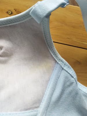 内衣拆开之后，发现内衣上有发黄的地方，这件内衣是没法穿了！！！