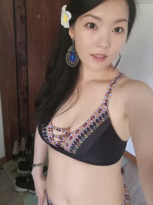 还不错，没有想象中的聚拢，不过也还好了，比一般的聚拢很多了，起码胸不会向两边去。刚下水有点掉色，过一会就好了。外面罩衫不太喜欢，稍微有些硬，而且太敞了没有收束的那种效果，支着显胖