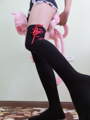 绑带袜特别有特色，和这件绑带衣搭配起来非常美丽呀！满心欢喜呢